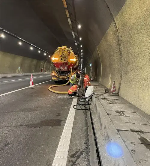 工布江达隧道排水渠清淤